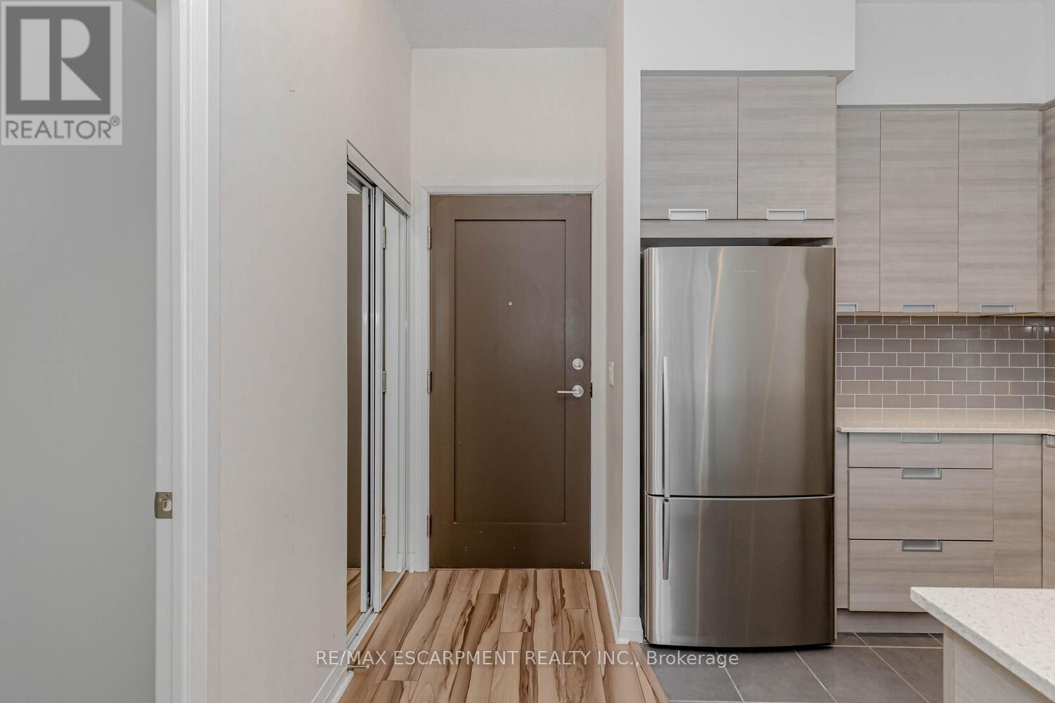 302 - 75 Eglinton Avenue W, Mississauga, Ontario  L5R 0E5 - Photo 9 - W12473953