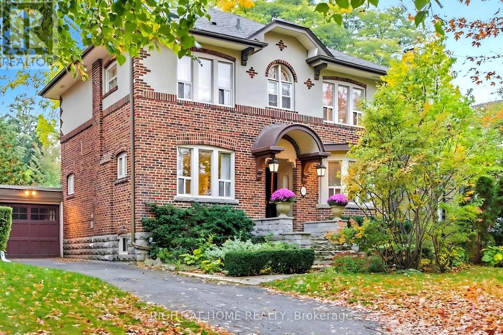 202 DINNICK CRESCENT, Toronto, Ontario