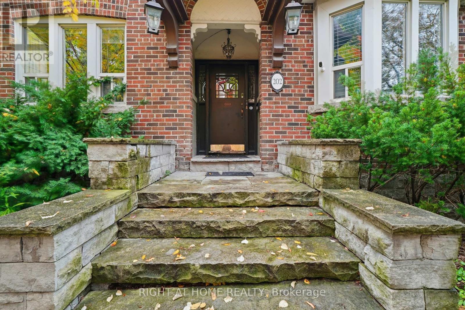 202 Dinnick Crescent, Toronto, Ontario  M4N 1M3 - Photo 3 - C12474074