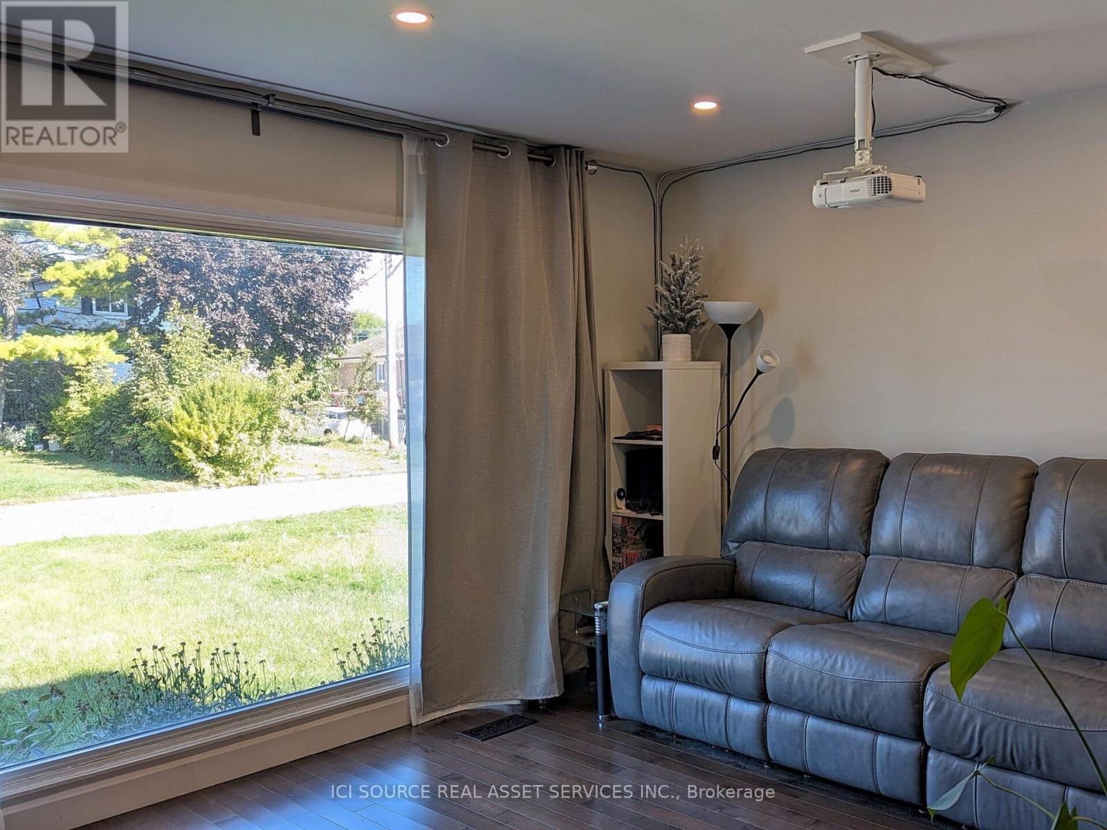Main Floor - 43 Tansley Avenue, Toronto, Ontario  M1J 1P2 - Photo 3 - E12474097