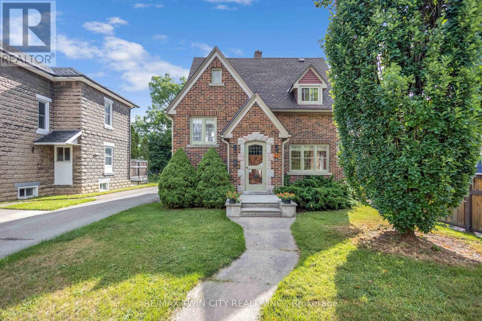 25 Broadway Street E, Brant, Ontario  N3L 2R3 - Photo 1 - X12473880