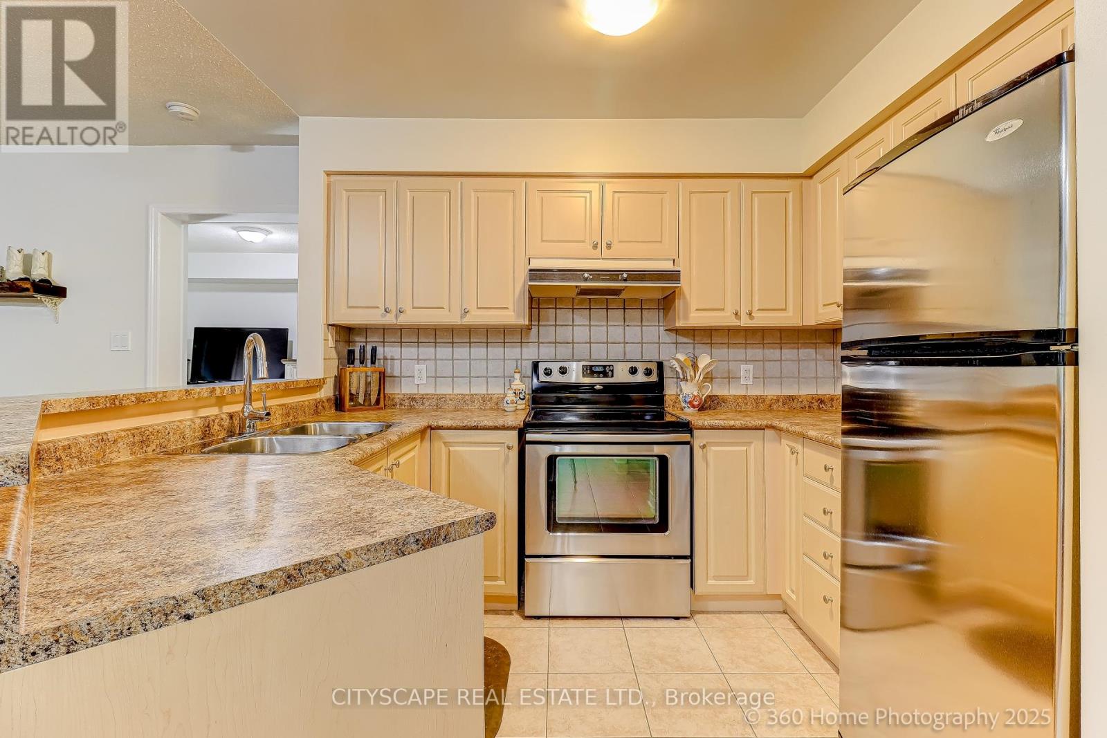 101 - 245 Pinegrove Road, Vaughan, Ontario  L4L 2H7 - Photo 3 - N12474072