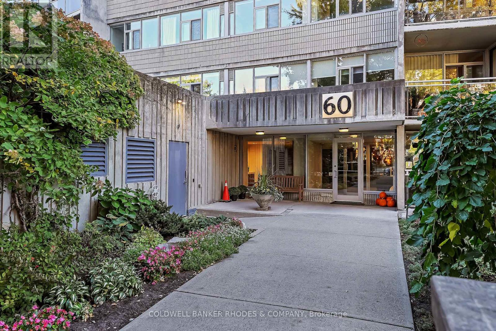 402 - 60 Mcleod Street, Ottawa, Ontario  K2P 2G1 - Photo 2 - X12474137