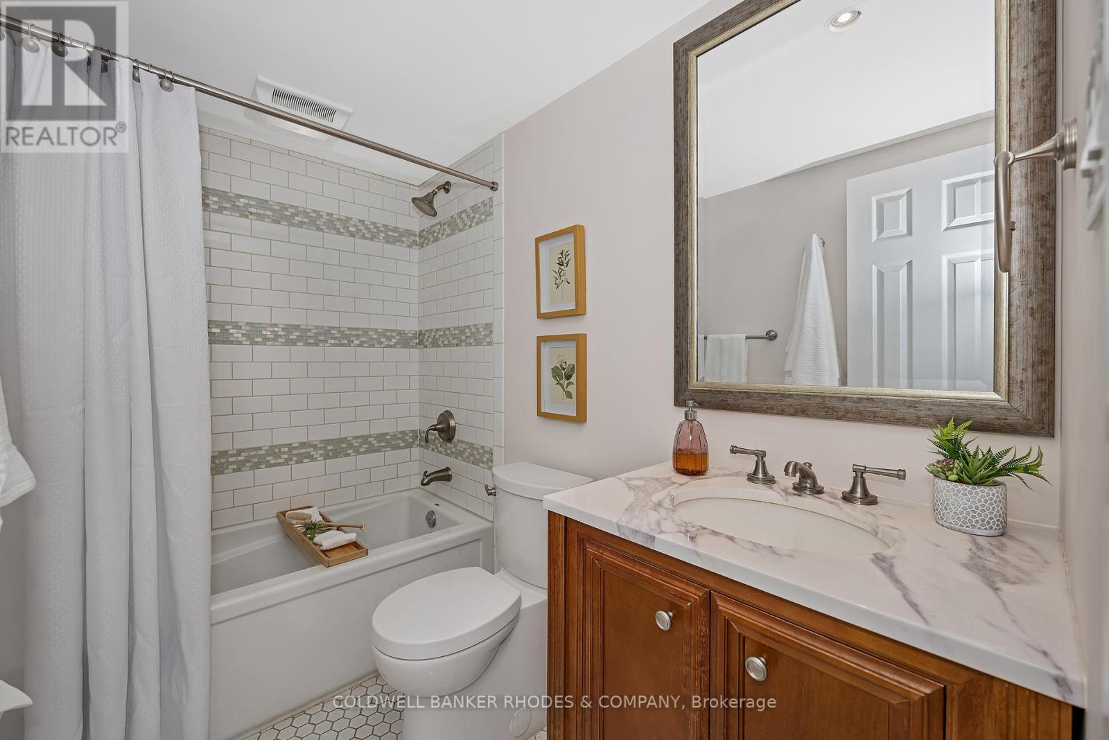 402 - 60 Mcleod Street, Ottawa, Ontario  K2P 2G1 - Photo 24 - X12474137