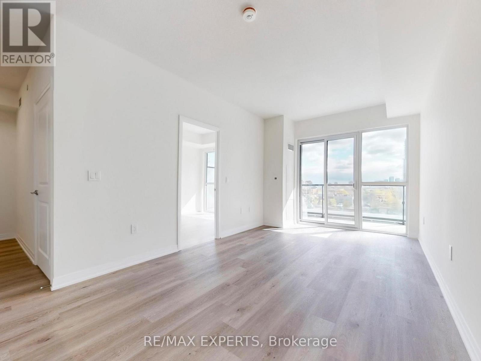 307 - 15 Watergarden Drive, Mississauga, Ontario  L5R 0H4 - Photo 3 - W12473998