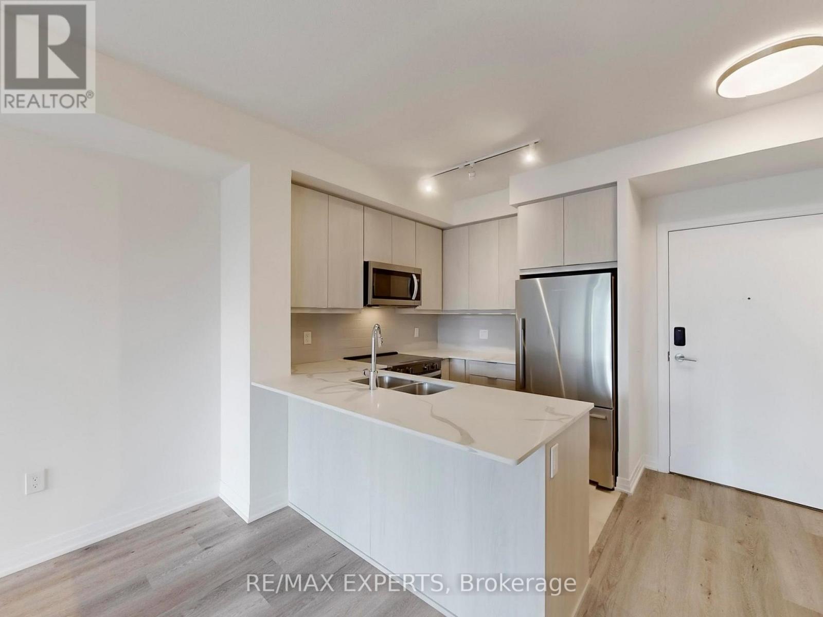 307 - 15 Watergarden Drive, Mississauga, Ontario  L5R 0H4 - Photo 7 - W12473998