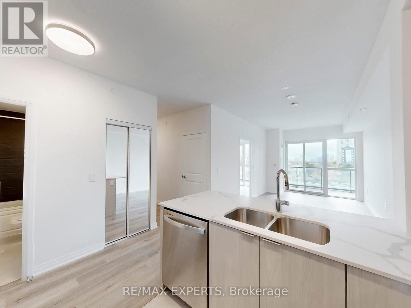 307 - 15 Watergarden Drive, Mississauga, Ontario  L5R 0H4 - Photo 9 - W12473998