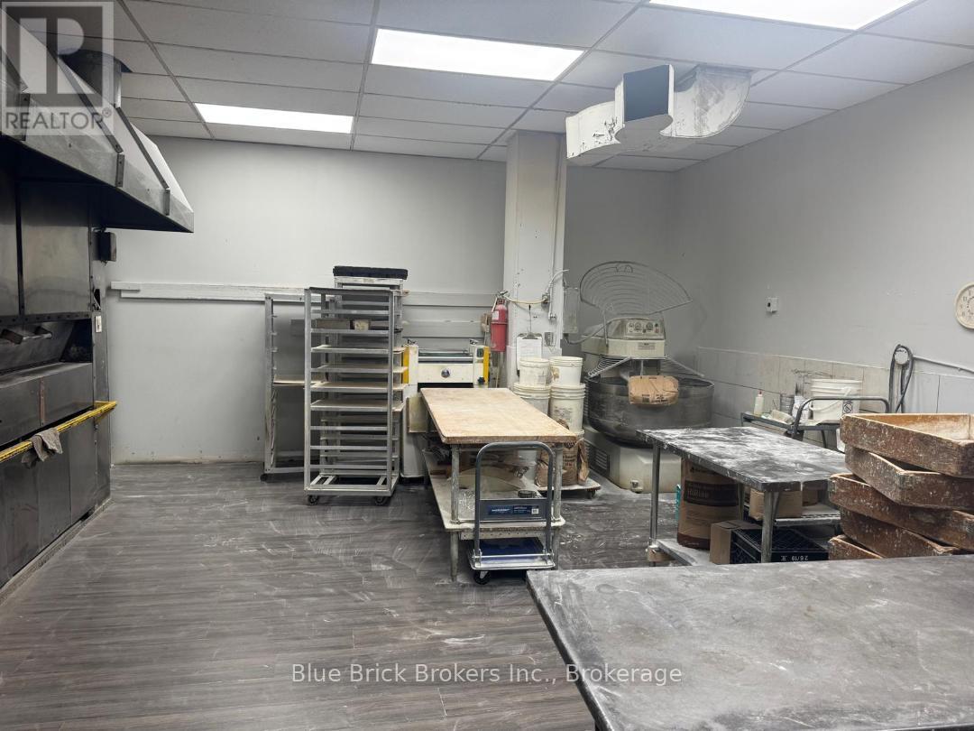 4 - 4025 Brandon Gate Drive N, Mississauga, Ontario  L4T 3Z9 - Photo 6 - W12474005