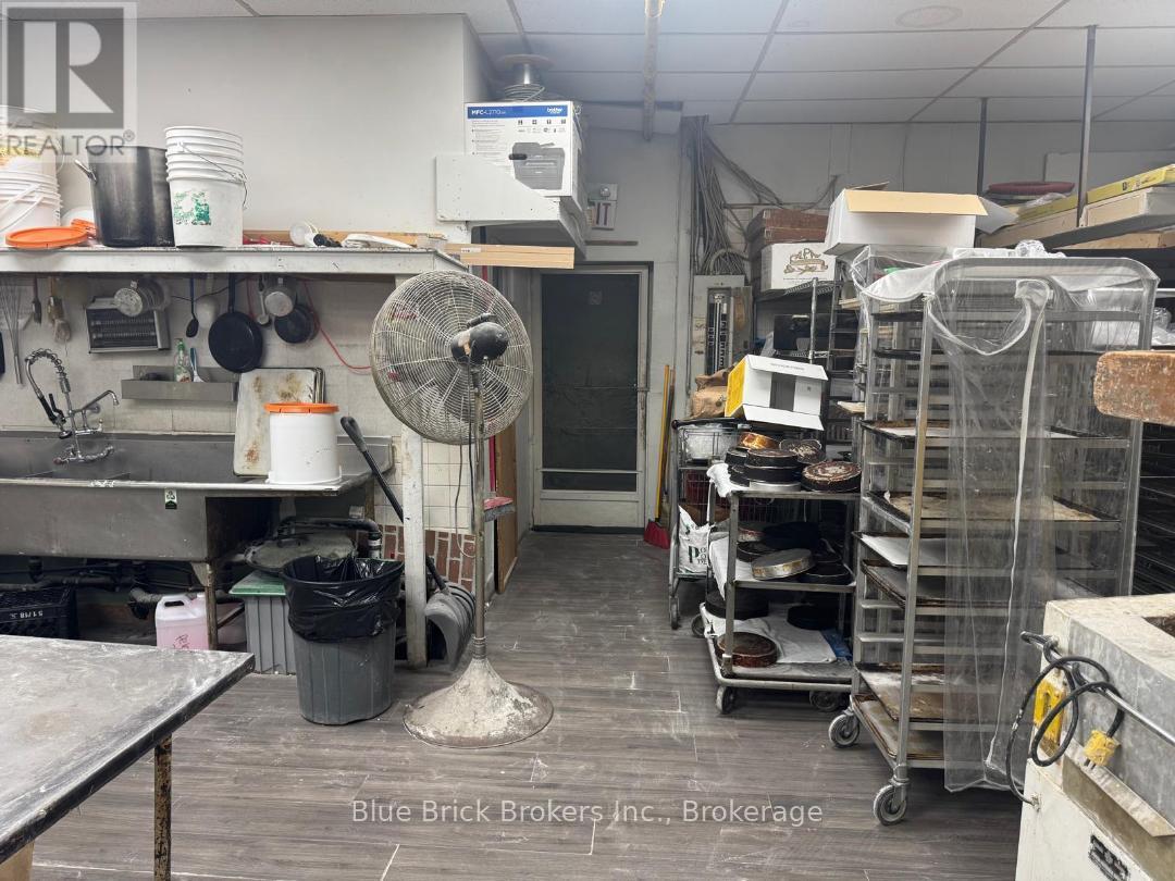 4 - 4025 Brandon Gate Drive N, Mississauga, Ontario  L4T 3Z9 - Photo 8 - W12474005