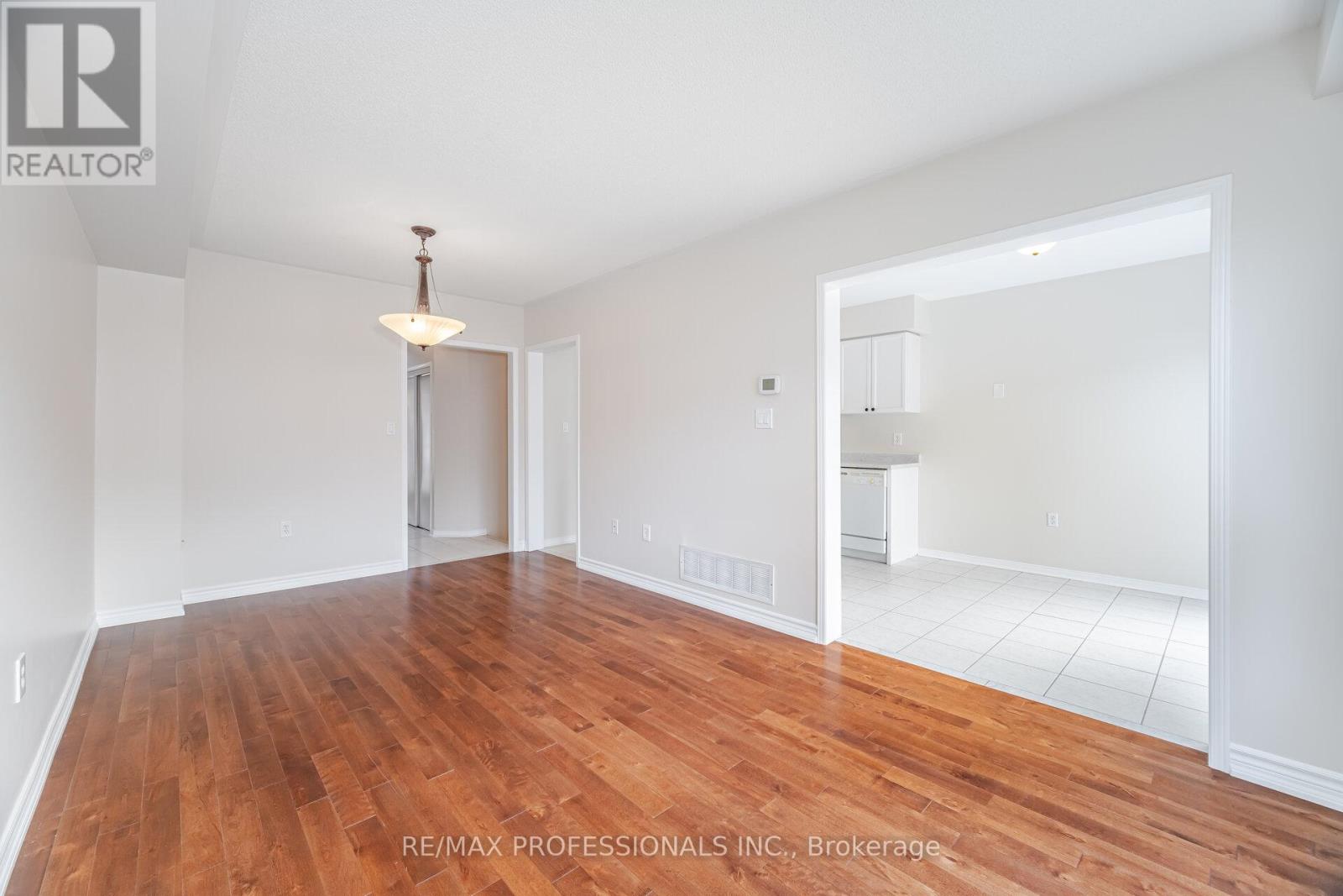 6155 Rowers Crescent, Mississauga, Ontario  L5V 3A1 - Photo 10 - W12474011