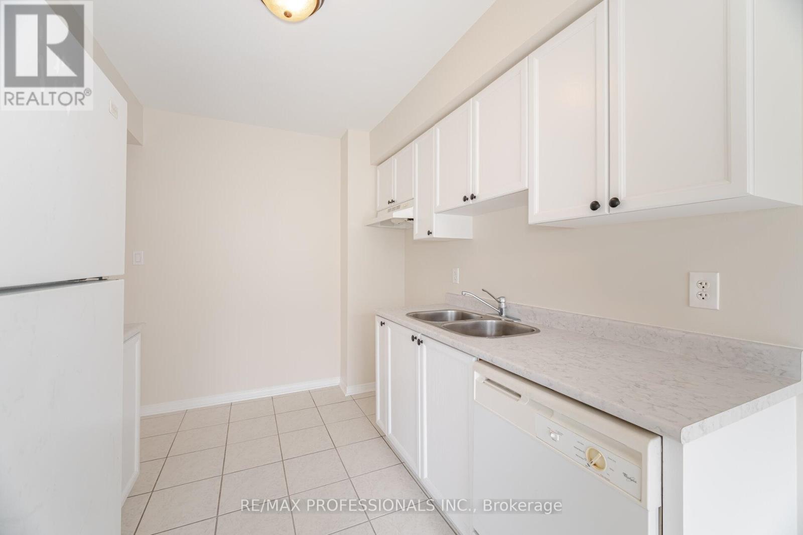 6155 Rowers Crescent, Mississauga, Ontario  L5V 3A1 - Photo 16 - W12474011
