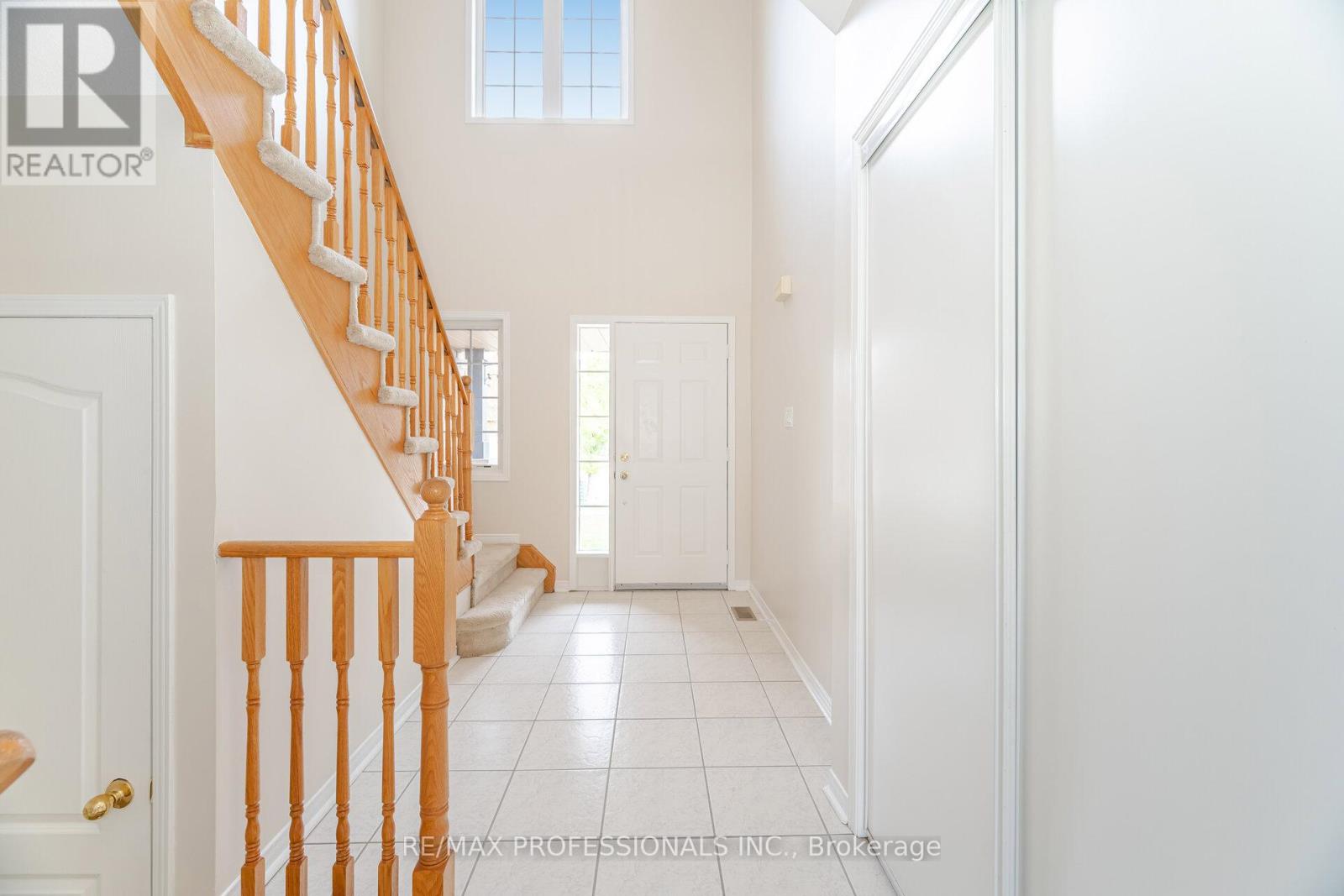 6155 Rowers Crescent, Mississauga, Ontario  L5V 3A1 - Photo 3 - W12474011