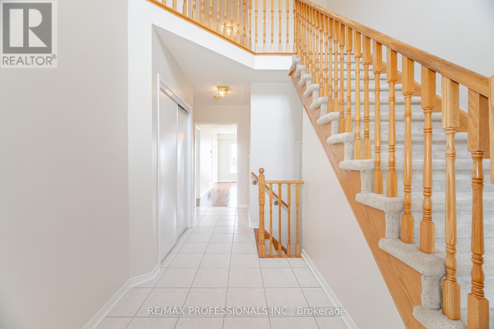 6155 Rowers Crescent, Mississauga, Ontario  L5V 3A1 - Photo 4 - W12474011