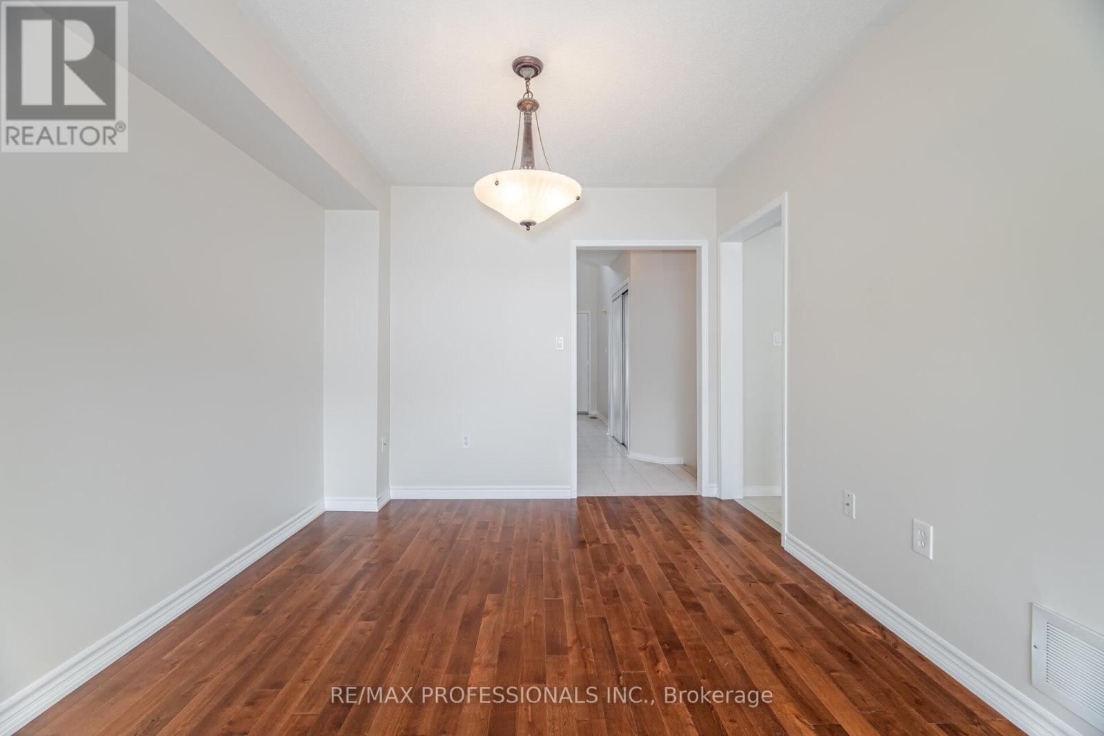 6155 Rowers Crescent, Mississauga, Ontario  L5V 3A1 - Photo 5 - W12474011