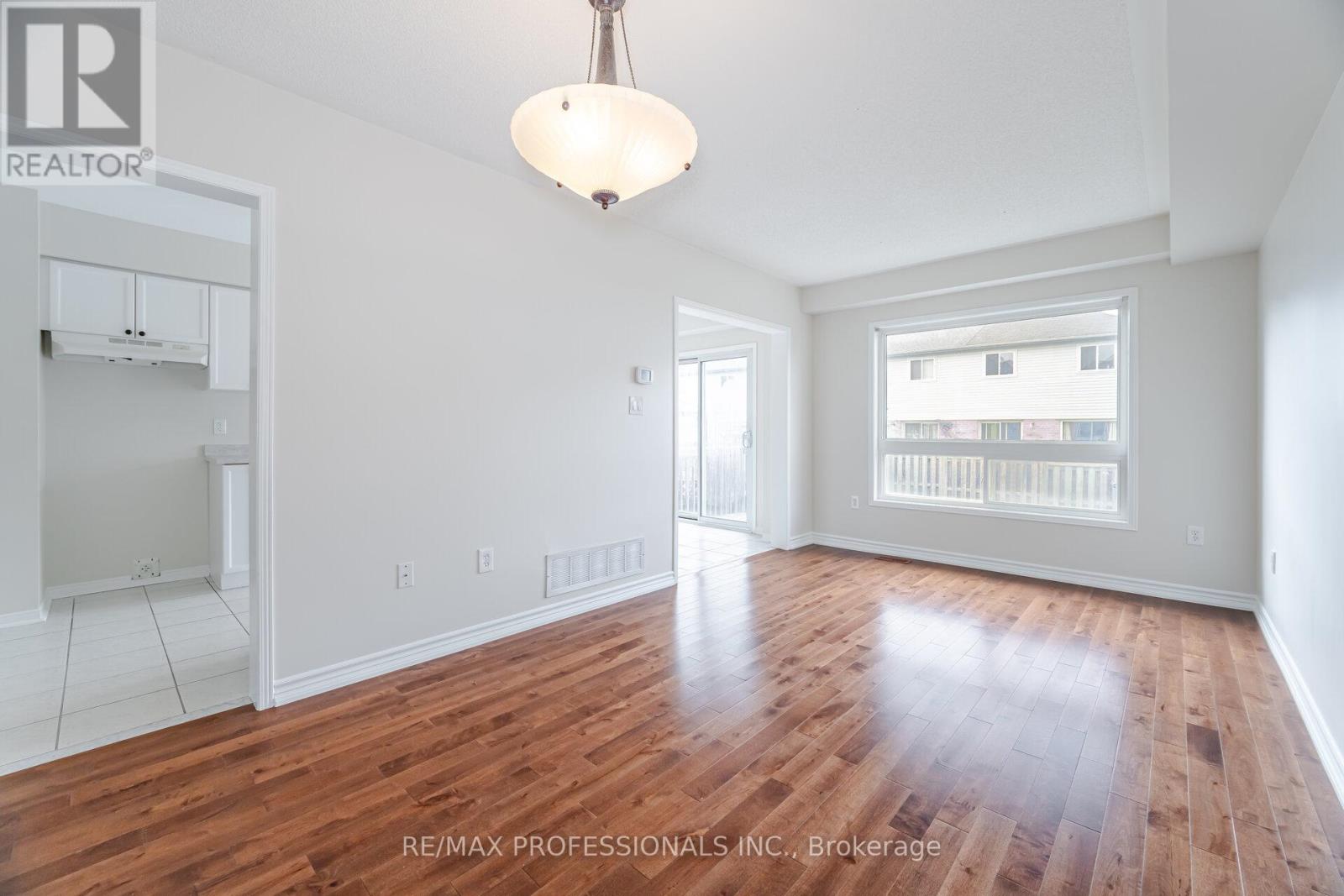 6155 Rowers Crescent, Mississauga, Ontario  L5V 3A1 - Photo 8 - W12474011