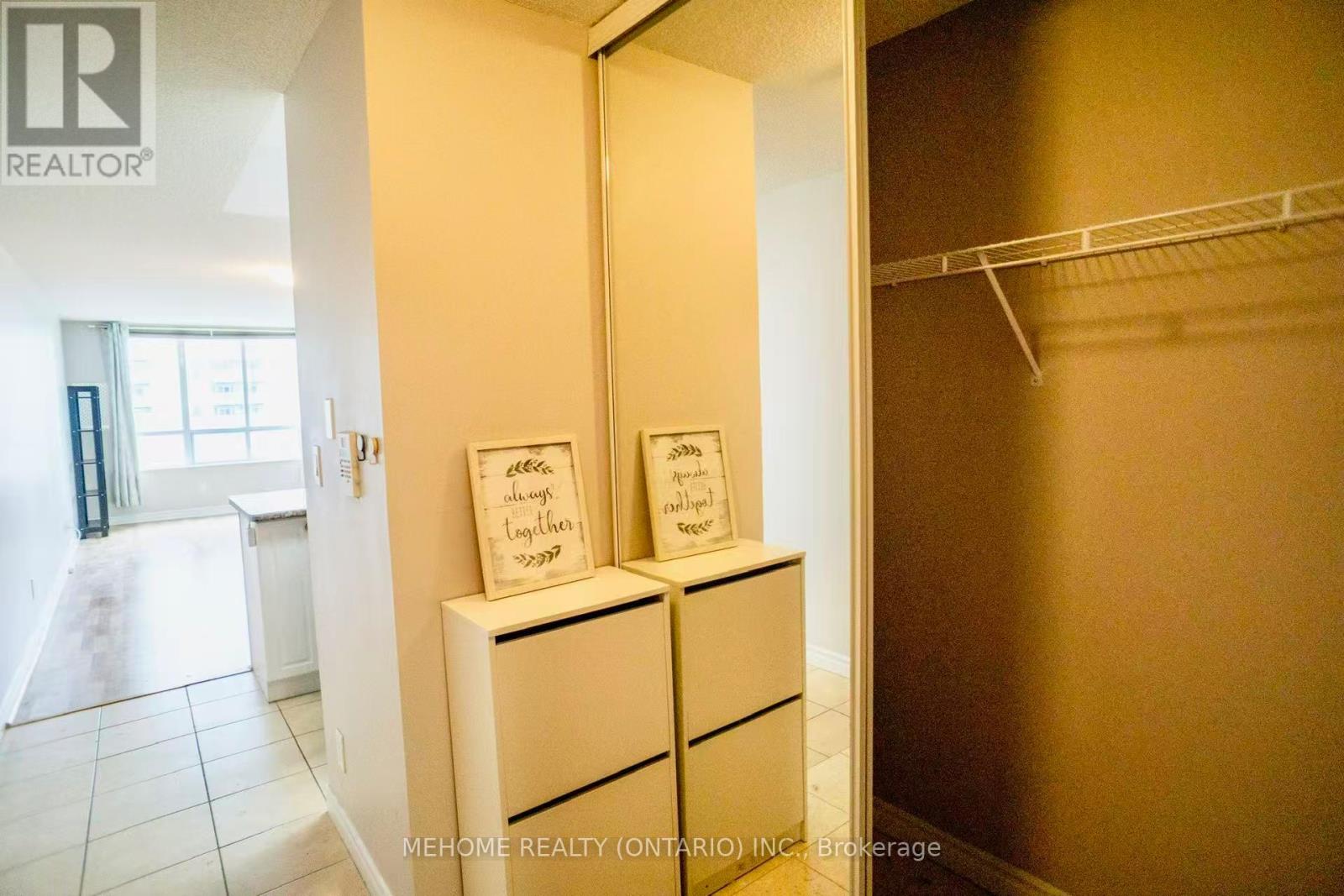 617 - 335 Rathburn Road W, Mississauga, Ontario  L5B 0C8 - Photo 4 - W12474075