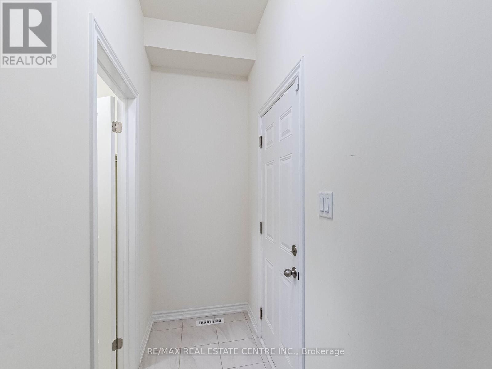 20 Fuller Street, Brampton, Ontario  L6X 5S3 - Photo 19 - W12474091