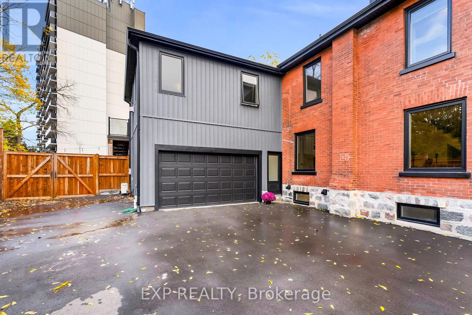 28 Elliott Street, Cambridge, Ontario  N1R 2J2 - Photo 3 - X12473978