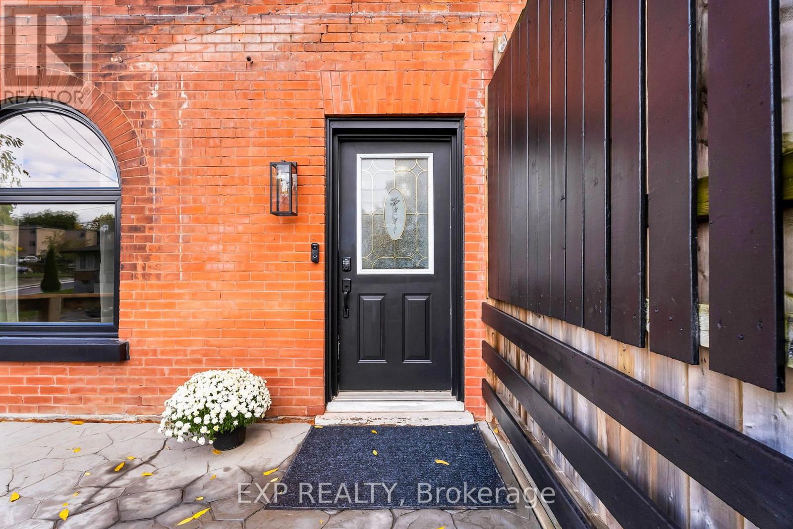 28 Elliott Street, Cambridge, Ontario  N1R 2J2 - Photo 5 - X12473978