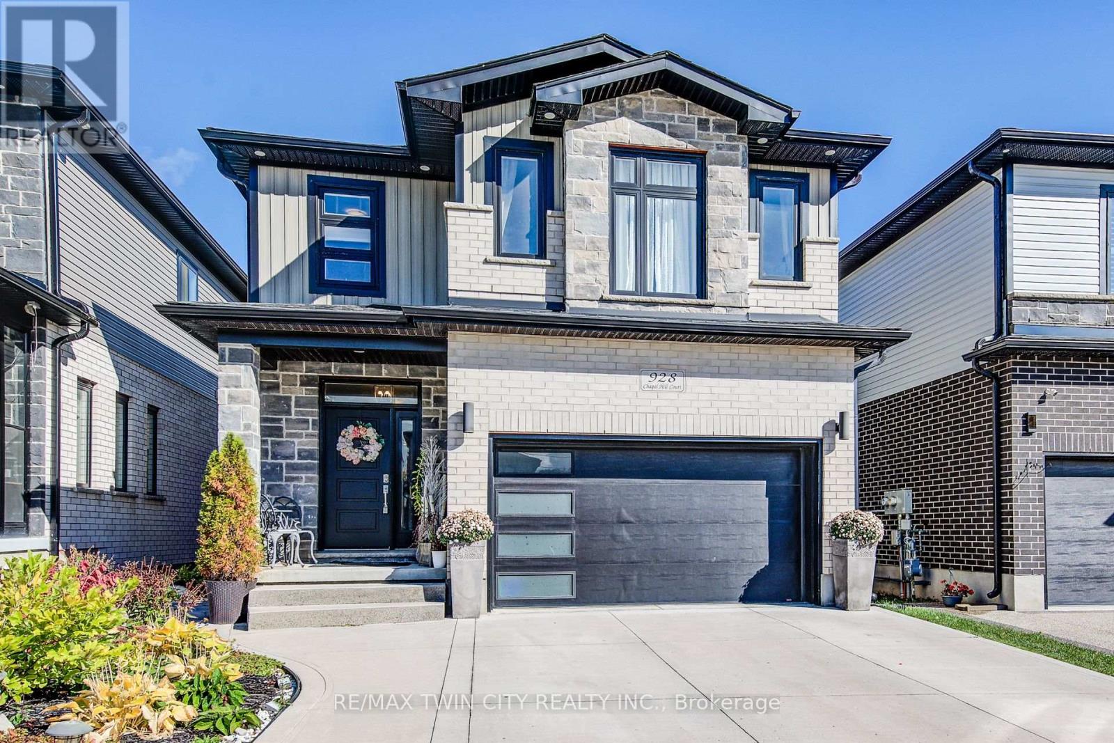 928 Chapel Hill Court S, Kitchener, Ontario  N2R 0P4 - Photo 1 - X12473985