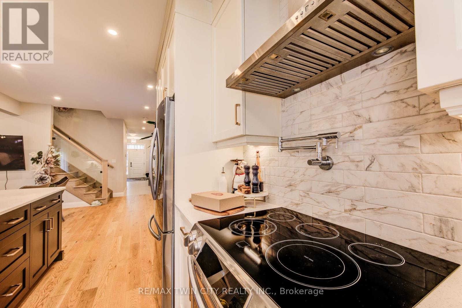 928 Chapel Hill Court S, Kitchener, Ontario  N2R 0P4 - Photo 12 - X12473985