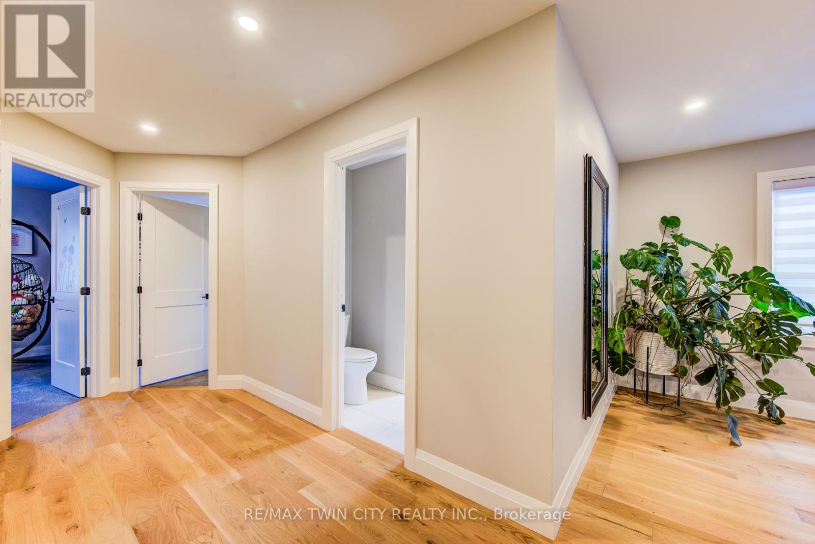 928 Chapel Hill Court S, Kitchener, Ontario  N2R 0P4 - Photo 30 - X12473985