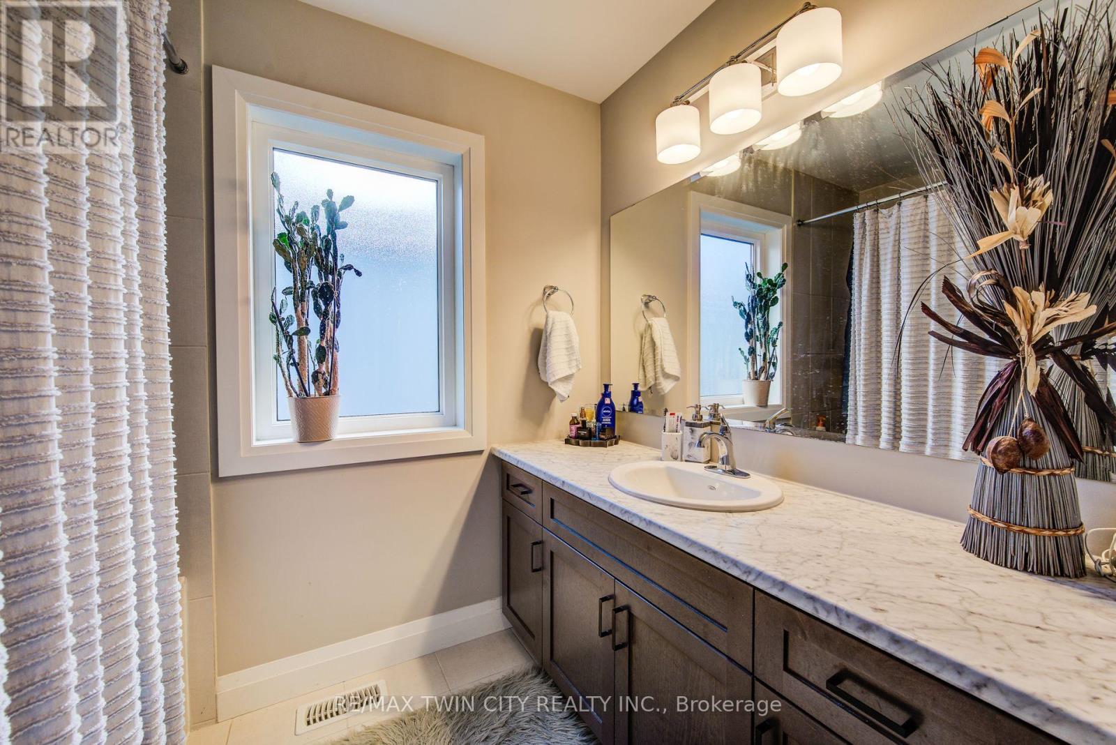 928 Chapel Hill Court S, Kitchener, Ontario  N2R 0P4 - Photo 31 - X12473985