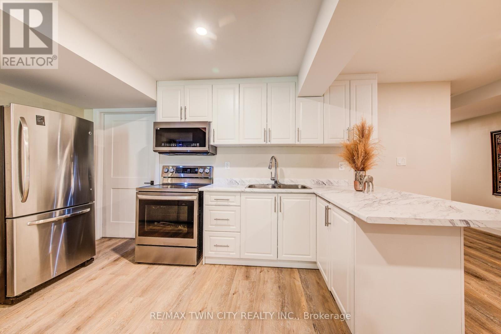 928 Chapel Hill Court S, Kitchener, Ontario  N2R 0P4 - Photo 38 - X12473985