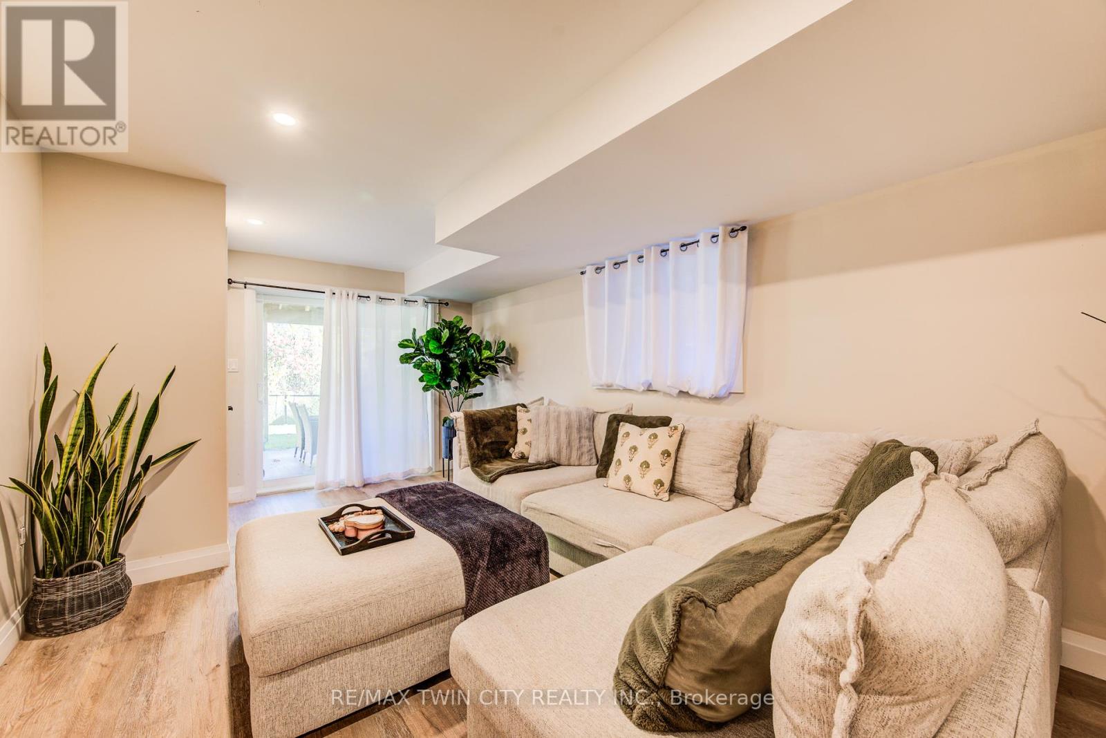 928 Chapel Hill Court S, Kitchener, Ontario  N2R 0P4 - Photo 39 - X12473985