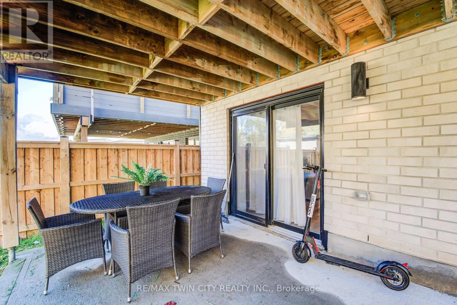 928 Chapel Hill Court S, Kitchener, Ontario  N2R 0P4 - Photo 41 - X12473985