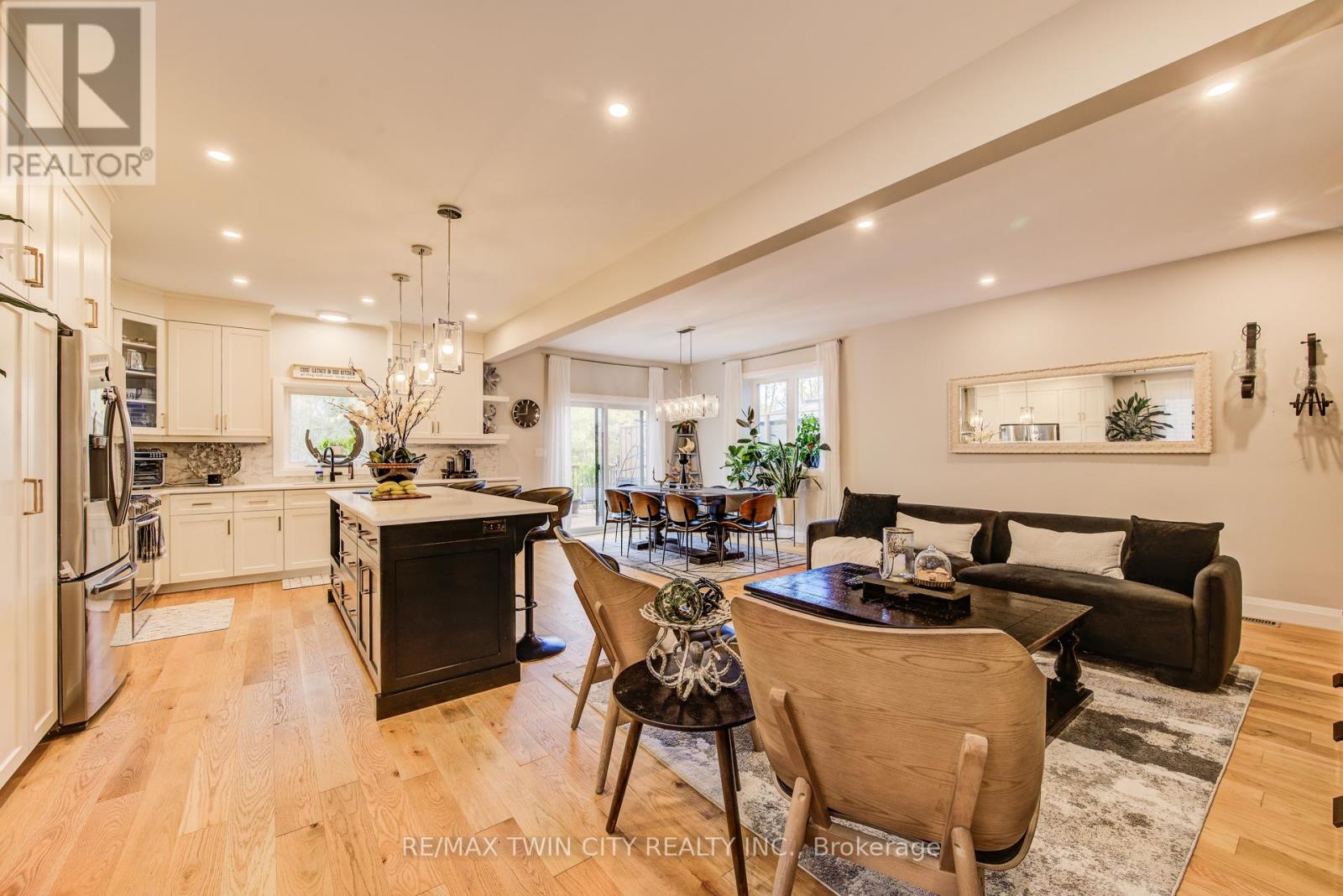 928 Chapel Hill Court S, Kitchener, Ontario  N2R 0P4 - Photo 6 - X12473985