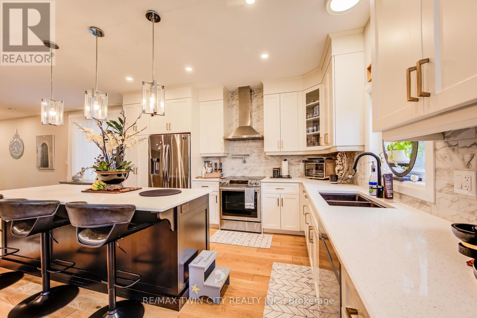 928 Chapel Hill Court S, Kitchener, Ontario  N2R 0P4 - Photo 8 - X12473985