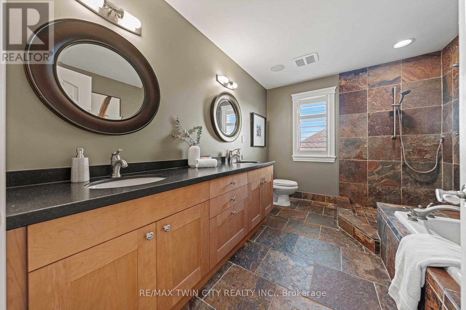 541 Falconridge Crescent, Kitchener, Ontario  N2K 4J2 - Photo 35 - X12474044