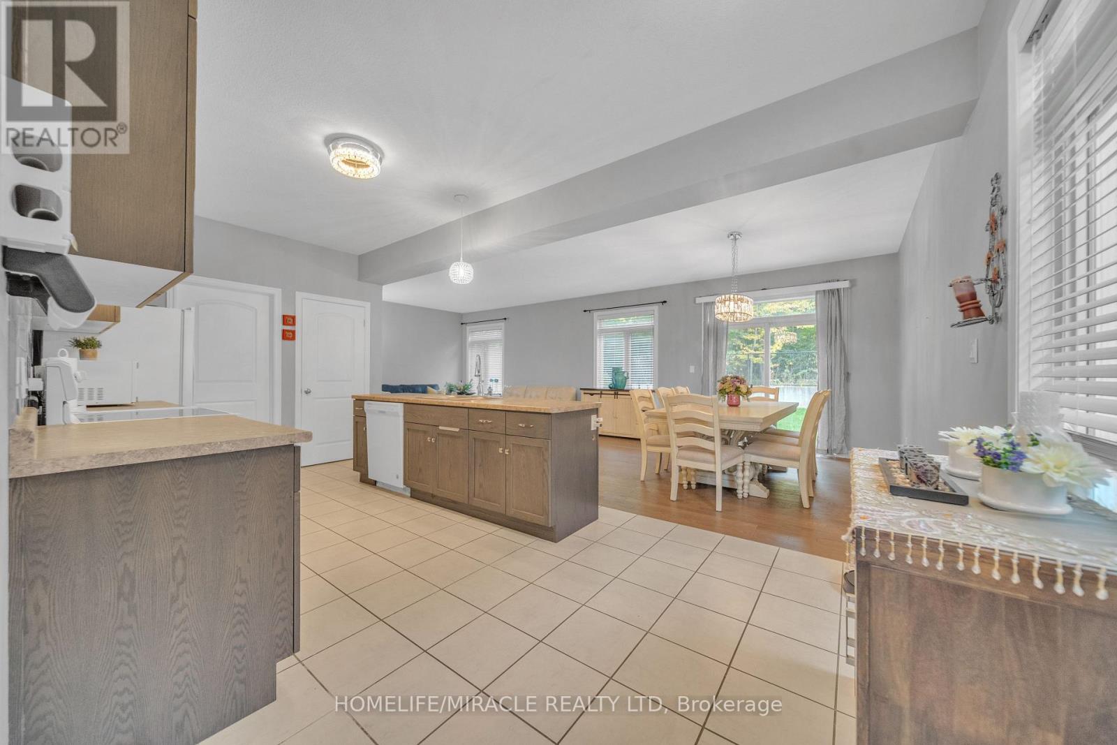 79 Elmbank Trail, Kitchener, Ontario  N2R 0H1 - Photo 15 - X12474053