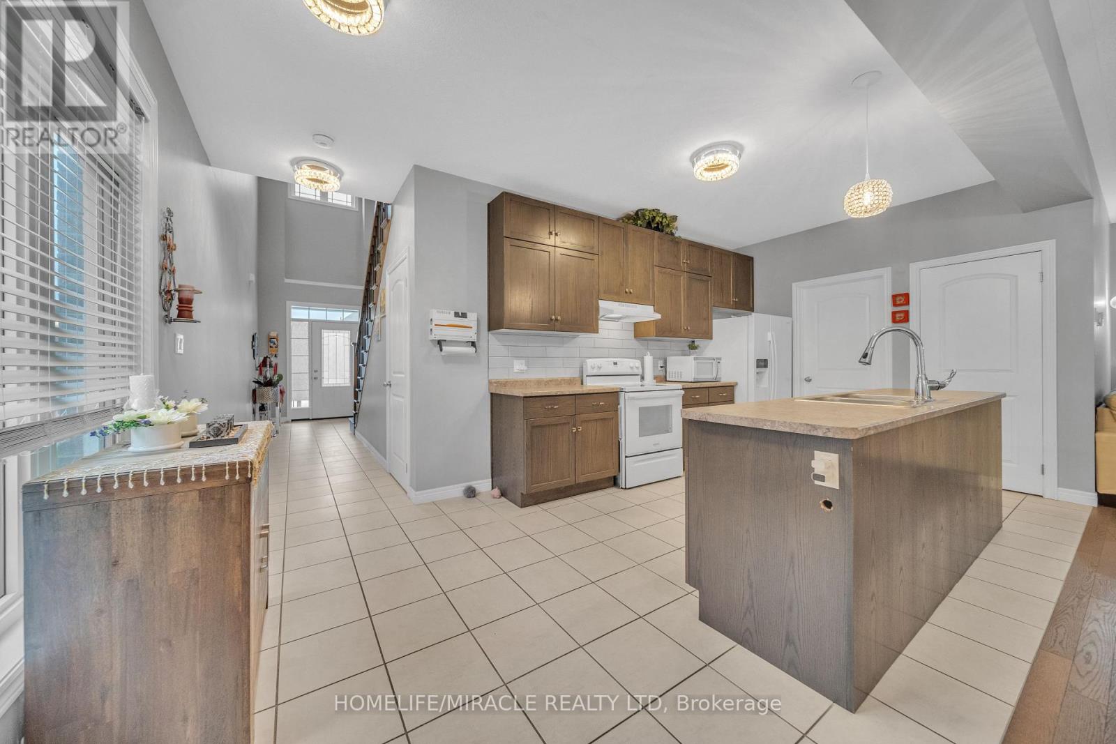 79 Elmbank Trail, Kitchener, Ontario  N2R 0H1 - Photo 16 - X12474053