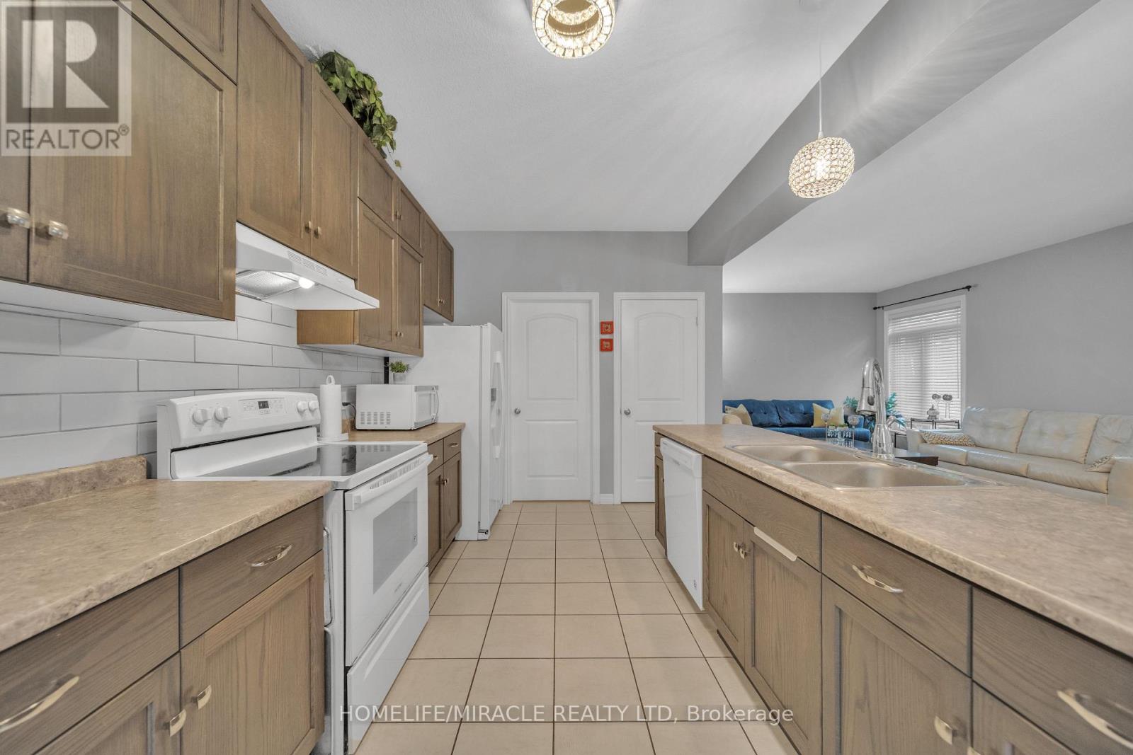 79 Elmbank Trail, Kitchener, Ontario  N2R 0H1 - Photo 17 - X12474053