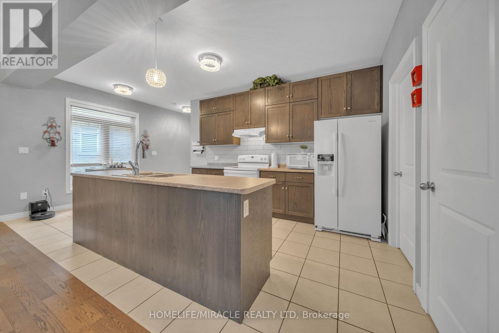 79 Elmbank Trail, Kitchener, Ontario  N2R 0H1 - Photo 18 - X12474053