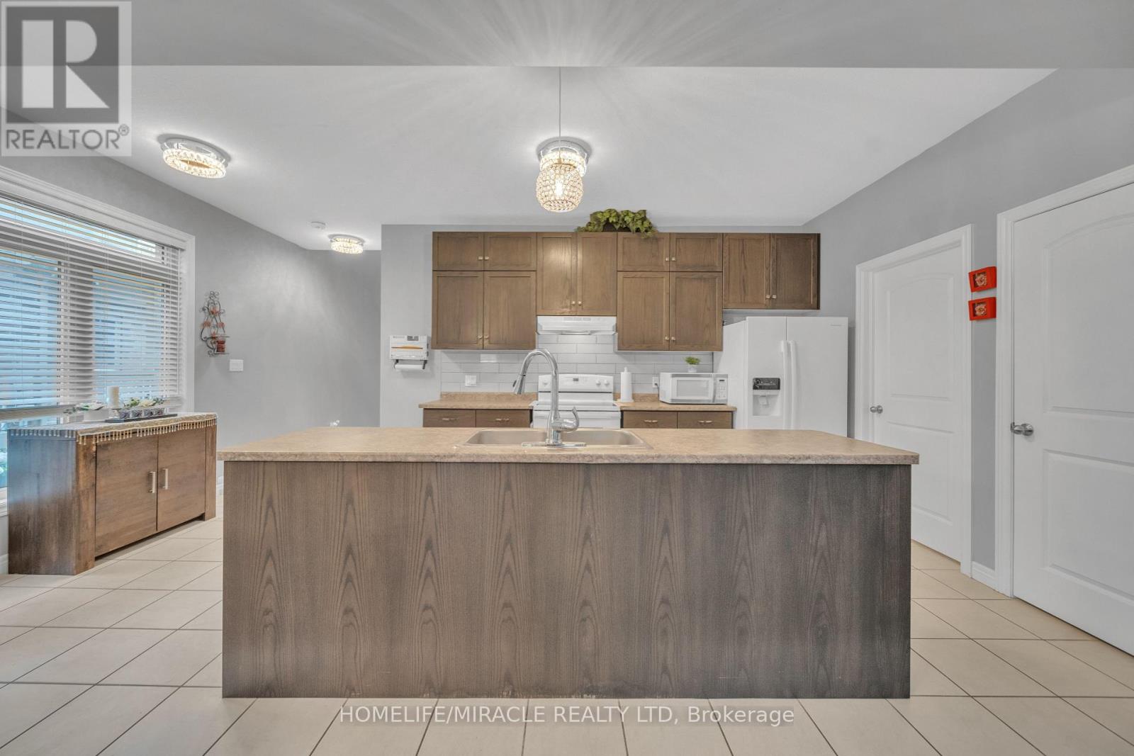 79 Elmbank Trail, Kitchener, Ontario  N2R 0H1 - Photo 19 - X12474053