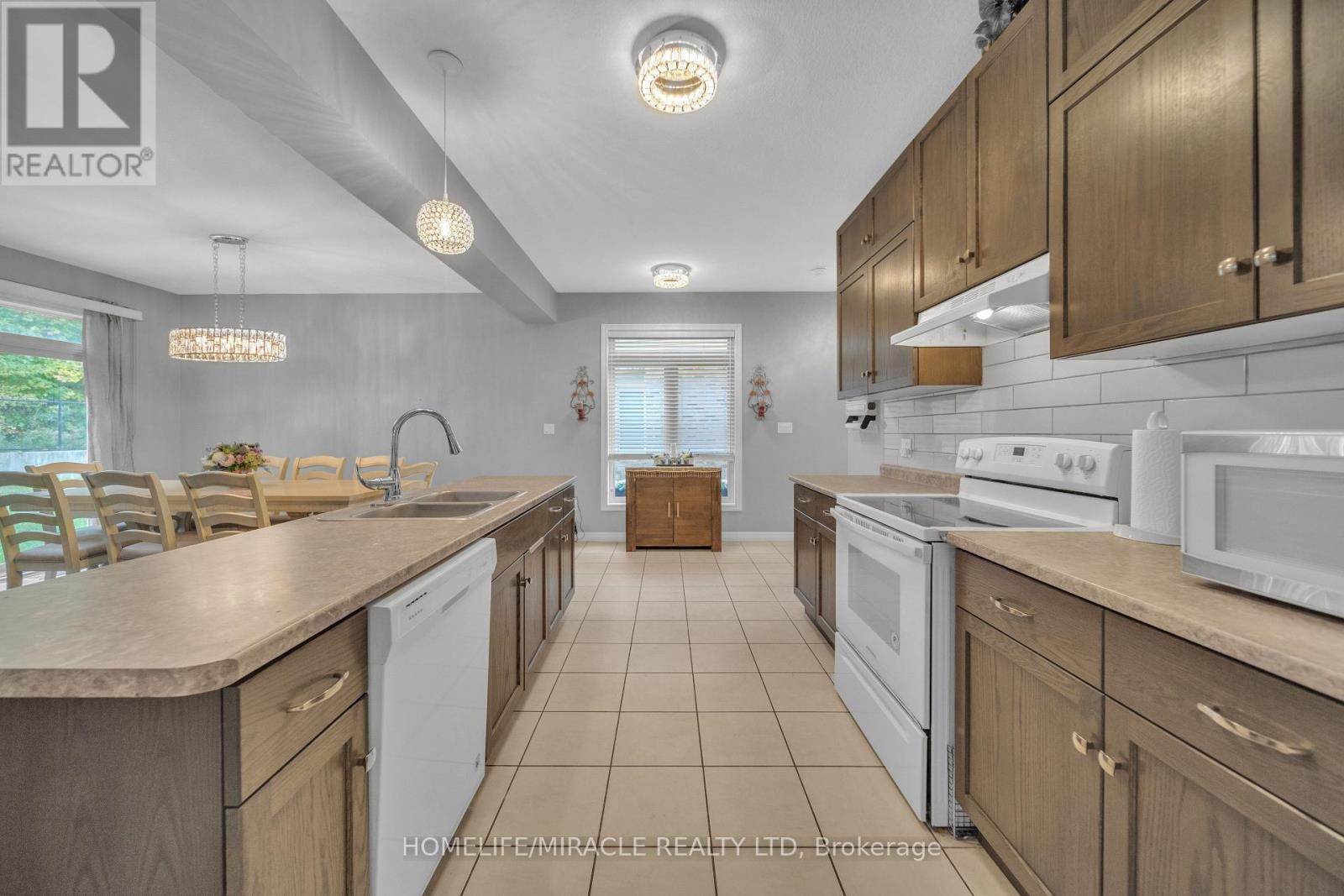 79 Elmbank Trail, Kitchener, Ontario  N2R 0H1 - Photo 20 - X12474053