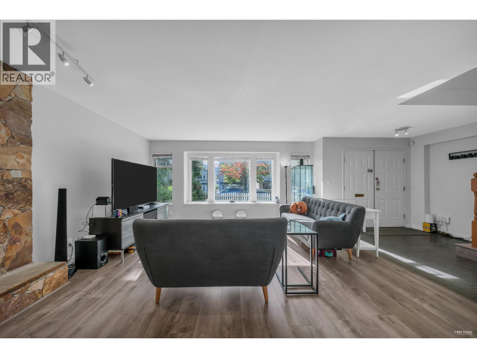 3529 Napier Street, Vancouver, British Columbia  V5K 2X8 - Photo 3 - R3060472