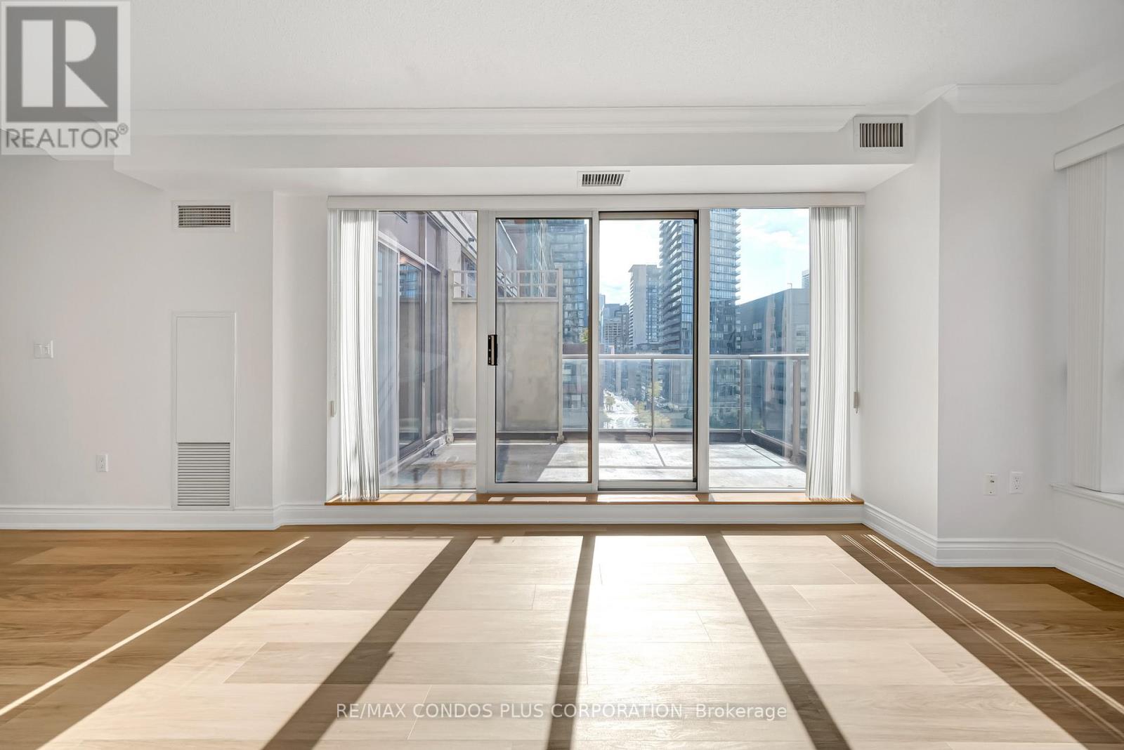 903 - 909 Bay Street, Toronto, Ontario  M5S 3G2 - Photo 2 - C12474093
