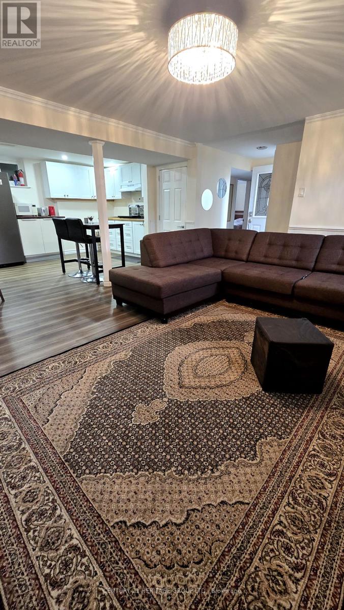 77 Aurora Heights Drive, Aurora, Ontario  L4G 2X1 - Photo 4 - N12434480