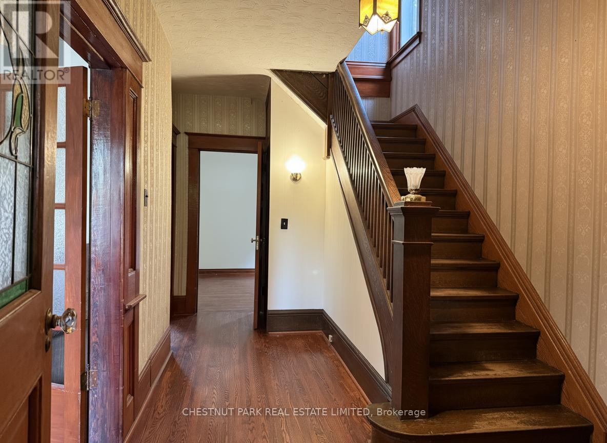 6 Highview Crescent, Toronto, Ontario  M6H 2Y2 - Photo 10 - W12471507