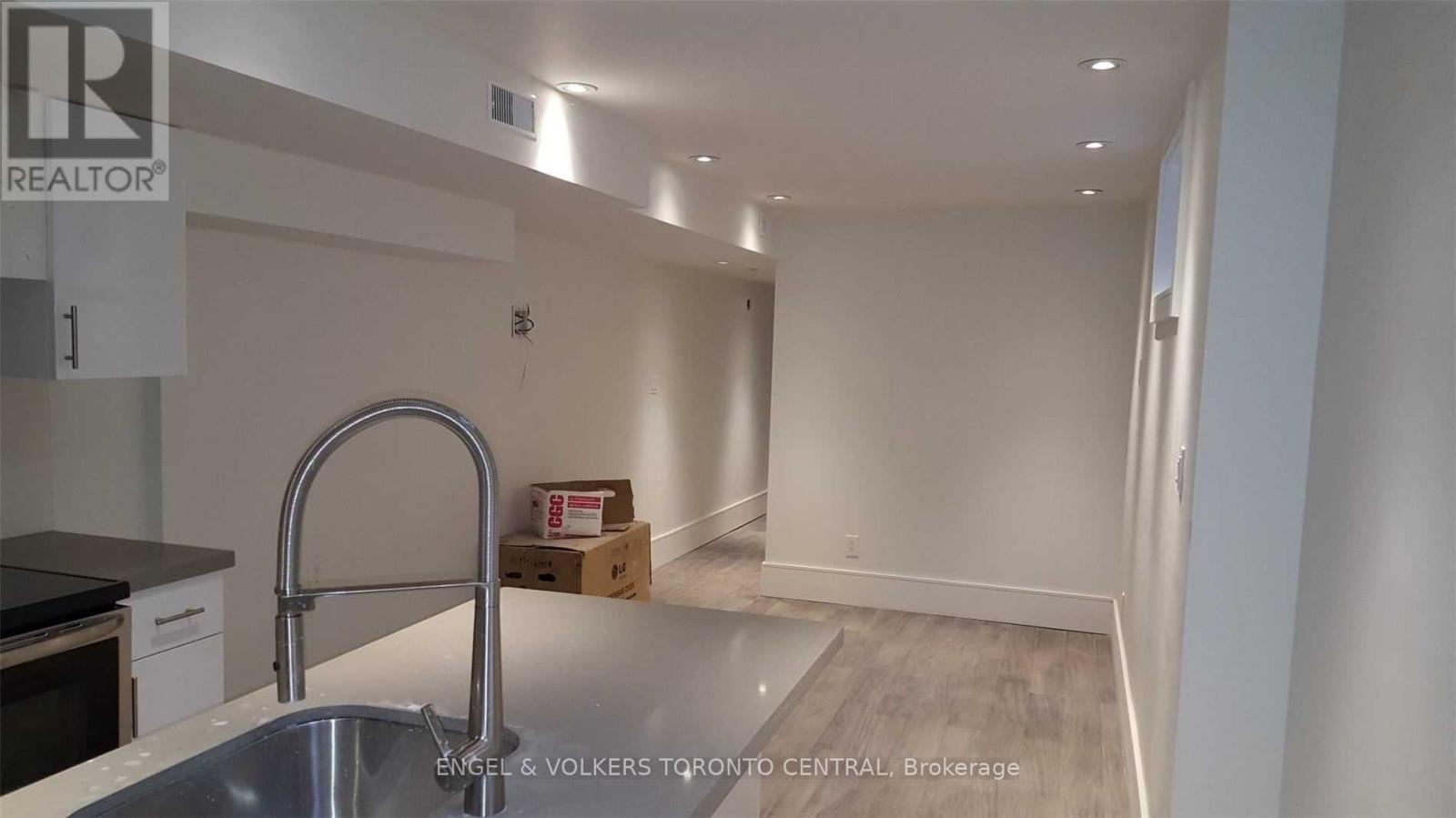 Lower - 111 Boston Avenue, Toronto, Ontario  M4M 2T8 - Photo 2 - E12474135
