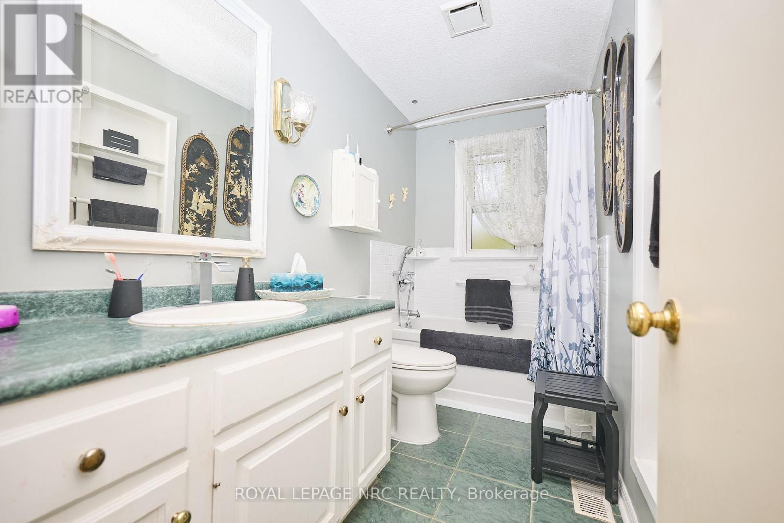 7 Hallcrest Avenue, St. Catharines, Ontario  L2N 1V4 - Photo 18 - X12474182