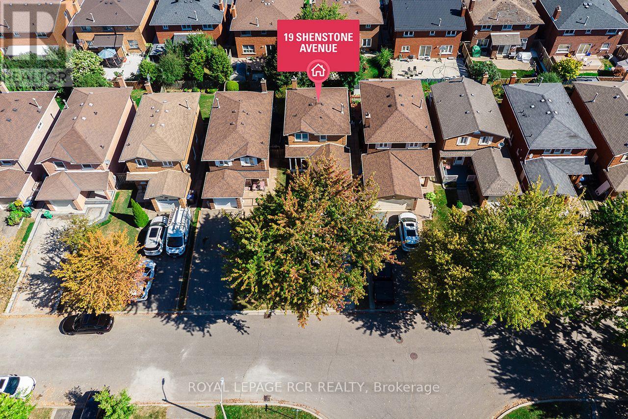 19 Shenstone Avenue, Brampton, Ontario  L6Z 2Y9 - Photo 3 - W12474113
