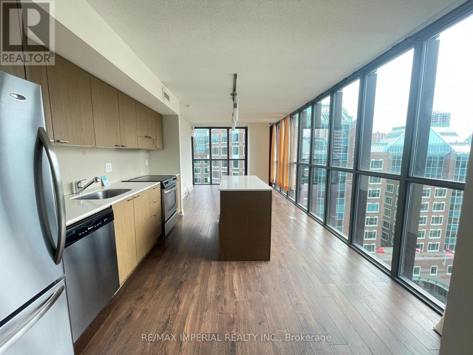 1602 - 110 Charles Street E, Toronto, Ontario  M4Y 1T5 - Photo 2 - C12474233