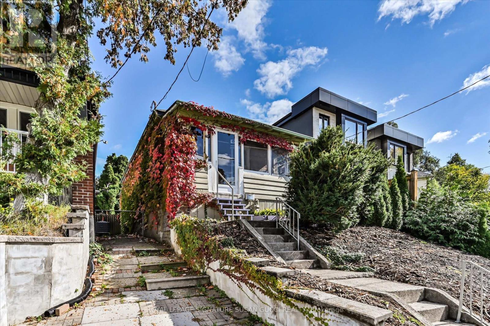 9 EVERETT CRESCENT, Toronto, Ontario