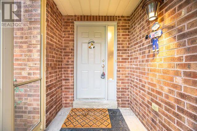 86 Dina Road, Vaughan, Ontario  L6A 1L7 - Photo 4 - N12474229