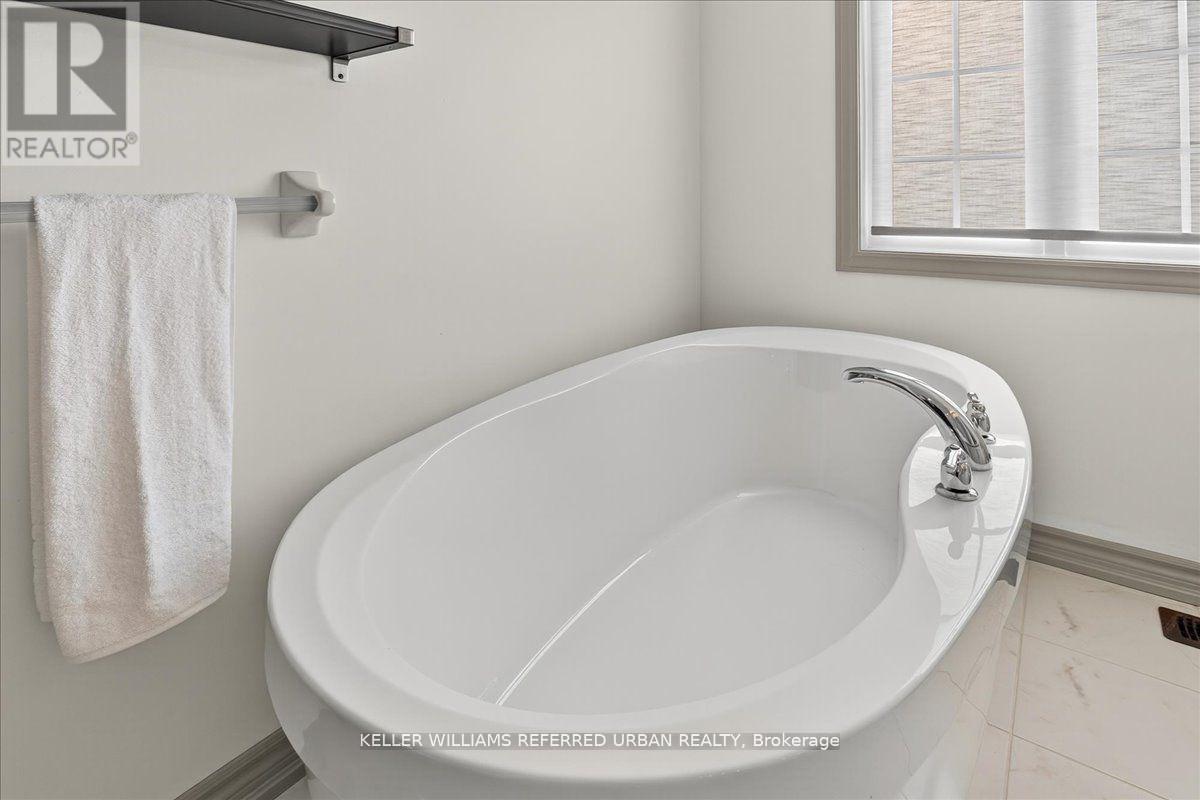 431 Rita's Avenue, Newmarket, Ontario  L3X 2N1 - Photo 30 - N12474253